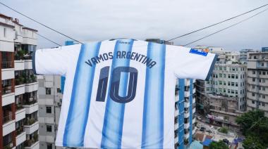 Locura en Bangladesh: cuelgan una camiseta argentina gigante entre dos edificios
