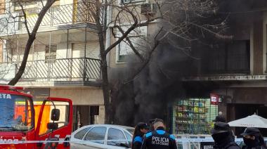 Incendio en un edificio a metros del Congreso: evacúan el inmueble y trabajan los Bomberos