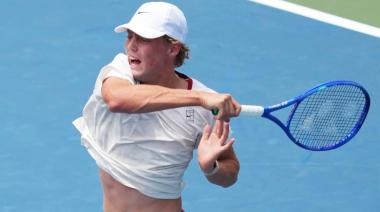 Cruz Hewitt ganó su primer partido en el circuito ATP y lo festejó como su papá