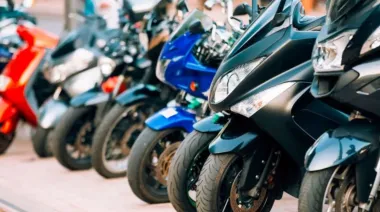 Paradoja sobre ruedas: se hunden los patentamientos de autos pero explotan los de motos