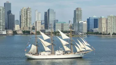 Nueva York vibró con la Fragata Libertad: el desfile que siguieron miles desde la costa