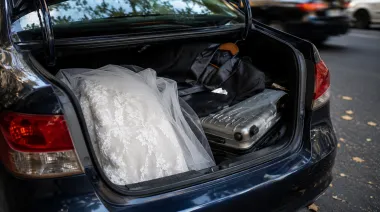 Pidieron indagar al chofer acusado de escapar con el vestido de novia de una pareja de recién casados
