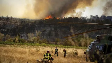Europa combate incendios récord mientras miles de personas son evacuadas