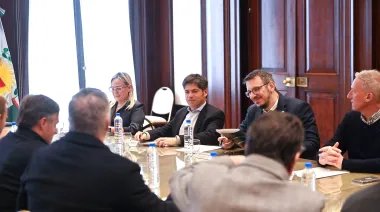 Kicillof le dio más de $14.000 millones a 13 municipios de PBA: cuáles son y por qué