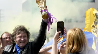 Milei se apura a hablar de festejos y ofrece una Casa Rosada vacía a la Selección