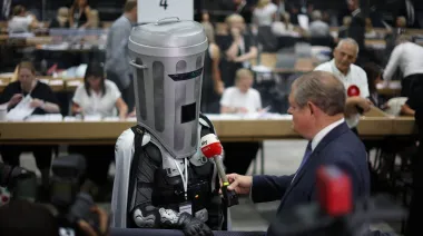 Nigel Farage enfrenta a Count Binface en Clacton y la elección suma nuevos rivales