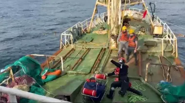 En un megaoperativo, Prefectura aeroevacuó a un tripulante de un buque pesquero