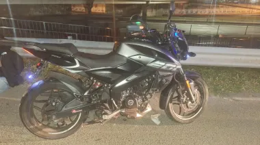 Persecución en la General Paz: escaparon de un control y chocaron dos veces a un patrullero
