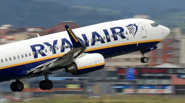 Un pasajero sobrevivió tras quedar parcialmente fuera de un avión de Ryanair