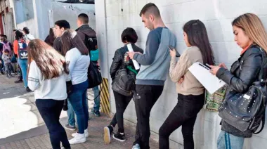 Empleo registrado en la Argentina de Milei: "Asistimos a una tragedia"