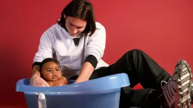 La foto viral de Messi bañando a un bebé Lamine Yamal: la historia real