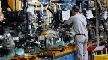 Industria en rojo: 18 meses seguidos de despidos y más de 80 mil empleos perdidos