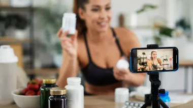 Influencers fit, engaños y sanciones: qué anuncios quieren regular en PBA