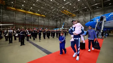 La Selección Argentina volvió al país y fue recibida por los hinchas y granaderos