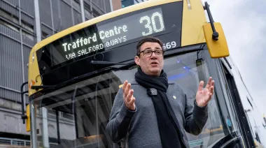 Andy Burnham fija en dos libras los viajes en autobús fuera de Londres