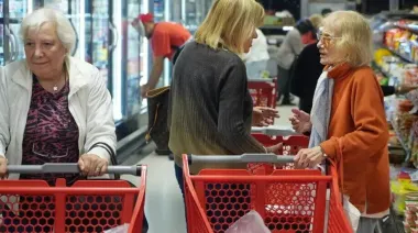 La confianza del consumidor volvió a caer y quedó en su nivel más bajo en un año y medio