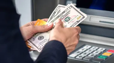 El BCRA habilitó el pago de salarios en dólares: cómo funcionará y a quiénes alcanza