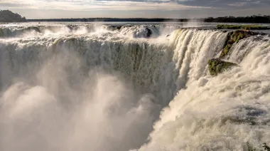 El río Iguazú volvió a crecer y cerraron el acceso a la Garganta del Diablo