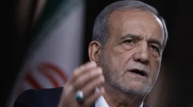 Pezeshkian reveló que Ali Khamenei autorizó negociar con Estados Unidos