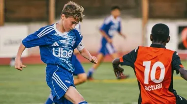 El Como prohíbe cabecear a los futbolistas menores de 10 años: ¿es realmente un riesgo?