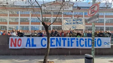 La ciencia argentina vuelve a marchar: denuncian riesgo de despidos masivos en el CONICET