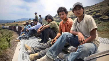 La frontera se cerró y ahora la espera en México pega en salud, estudios y techo