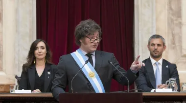 Mensajes de odio y símbolos patrios: el delicado decreto de Milei para extranjeros