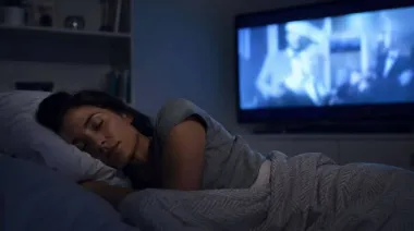 Por qué hay que desenchufar la televisión de la habitación antes de dormir