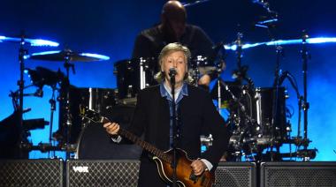 Paul McCartney sorprendió en la boda de Taylor Swift con un clásico de The Beatles