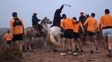 Violencia en Río Negro: jinetes atacaron con rebencazos a runners de la Doble Apolo
