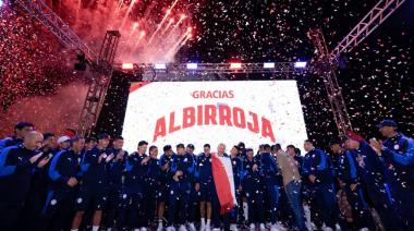 Multitudinario recibimiento a Paraguay y poncho presidencial para Alfaro