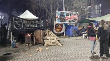 Santa Cruz en alerta: la Policía mantiene el acampe y crece la presión sobre Vidal