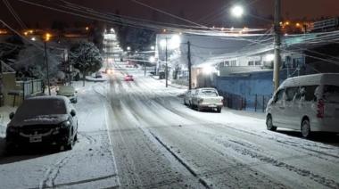 La primera nevada tiñó de blanco Bariloche y se desplegó operativo de emergencia