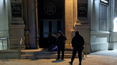 Lo sorprendieron dentro de un banco tras activarse la alarma y quedó detenido