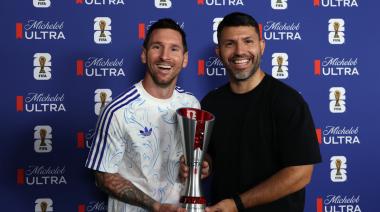 El Kun Agüero le entregó a Messi el premio MVP por las dos asistencias ante Inglaterra