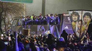 Emotiva caravana de los hinchas y show de drones para la Selección en Ezeiza