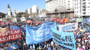 Movilizaciones, marcha federal y piquetes: el plan de lucha de los movimientos sociales contra Milei