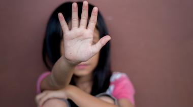 Abusó de su hija mientras cumplía prisión domiciliaria: recibió 15 años de cárcel