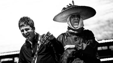 Liam y Noel Gallagher, cara a cara: el documental de Oasis ya tiene tráiler