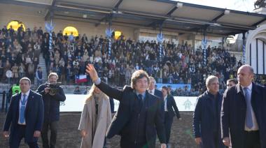 Sin anuncios para el campo, Milei pasó por la tribuna de la Exposición Rural de Palermo