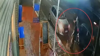 Intentaron asaltar a un policía frente a su familia y uno de los delincuentes terminó muerto