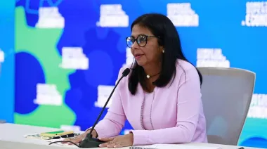 Delcy Rodríguez y el gobierno de Chile acuerdan reabrir servicios consulares
