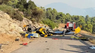 Tragedia en Grecia: chocaron dos helicópteros durante un feroz incendio