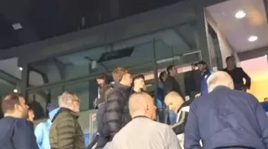 Escándalo en Racing: ¿quién es la mujer que agredió a los socios que silbaron a Milito?