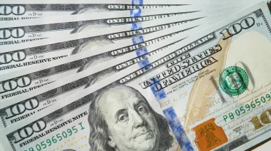 Dólar hoy: ¿a qué precio se consigue este lunes y cuánto más puede subir en agosto?