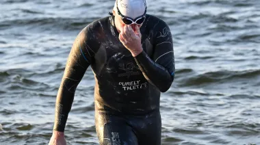 El récord y nado extremo de Bartłomiej Kubkowski: hizo 160 km de Suecia a Polonia