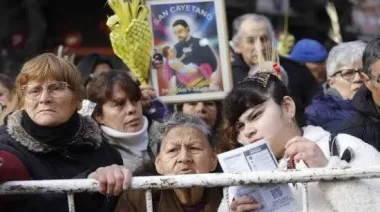 Carlos Moia, sacerdote de San Cayetano: "Ahora se acercan jubilados que vienen para comer"