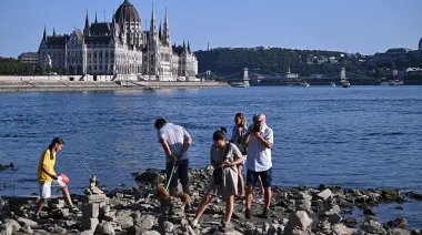Danubio en mínimos: Europa apaga monumentos para salvar centrales nucleares