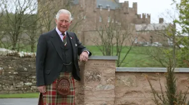 El rey Carlos III inicia su verano en Escocia con un homenaje a la Reina Madre