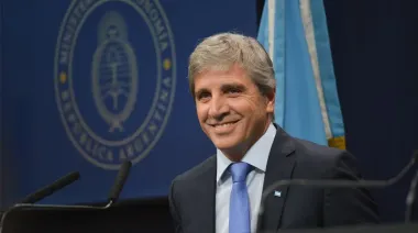 “Tarados”: llegó a Diputados un polémico repudio contra Luis Caputo